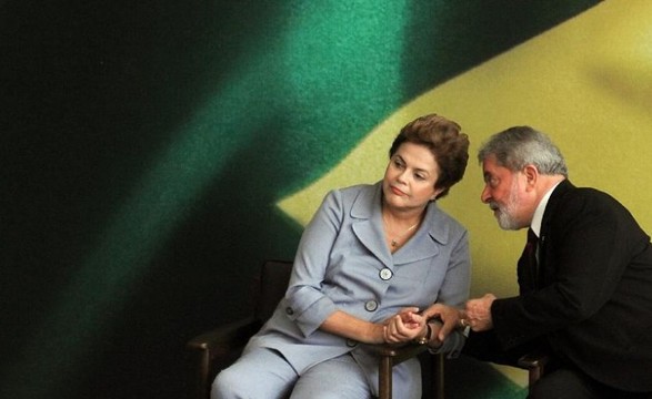 Lula da Silva entra no governo e escapa de momento à Justiça