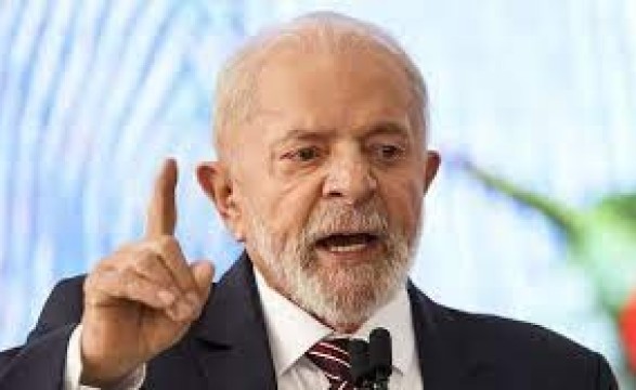 Lula assina decreto para responder às taxas de Trump