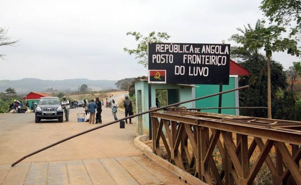 Refugiados sofrem na fronteira do Luvo por falta de documentos 