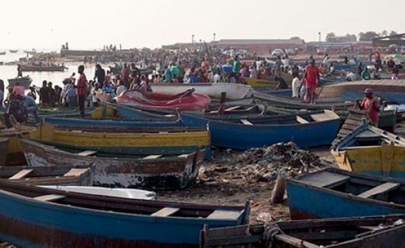 Dezenas de embarcações ancoradas na praia da Mabunda devido ao preço da gasolina