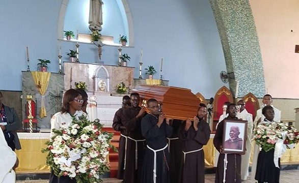 Fiéis em Luanda despedem-se do frei Maiato o capuchinho vai a enterrar em Camabatela 
