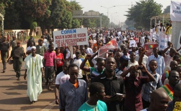 Milhares de manifestantes pedem em Bamako intervenção armada no Mali