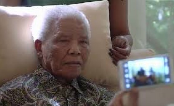 Nelson Mandela não pode falar, mas comunica por gestos