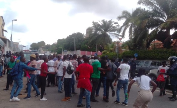 Manifestantes e jornalistas concentrados nas imediações do Parlamento agredidos pela polícia