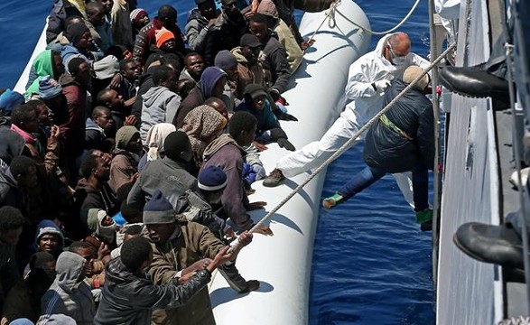 Mais de mil migrantes resgatados no Mediterrâneo durante o fim-de-semana