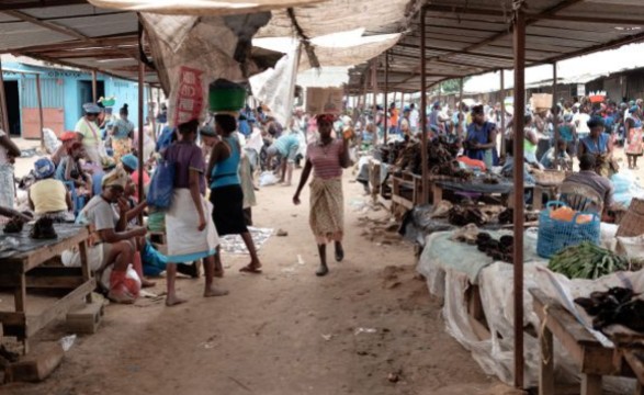 Arcebispo leva mensagem de esperança as vendedoras do mercado dos kwanzas
