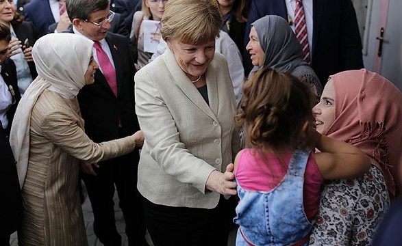 Merkel visita campo de refugiados na fronteira Turco-Síria