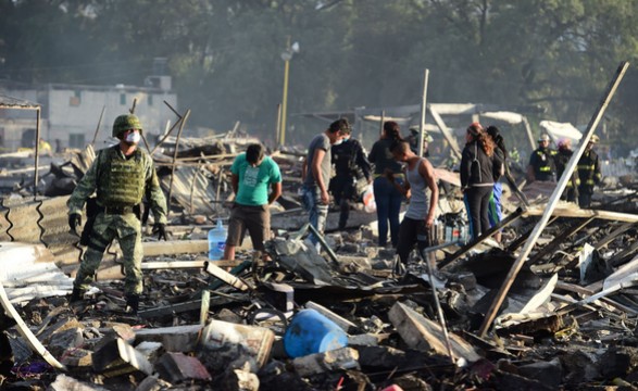 Explosão em mercado de fogo-de-artifício no México faz 31 mortos