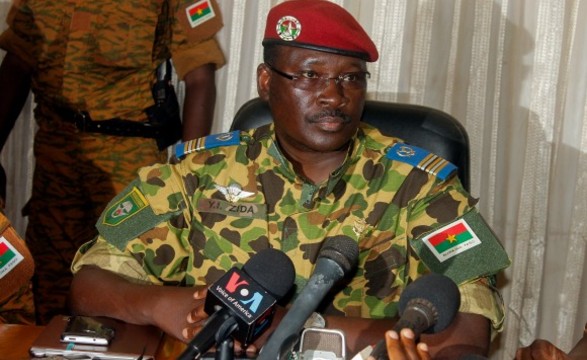 Militares que tomaram o poder em Burkina Faso abrem caminho à transição