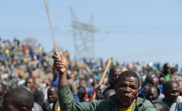 Mineiros ameaçam queimar mina de marikana na África do sul