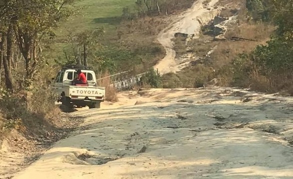 Dom Imbamba preocupado com a vida social das populações da comuna do Chiluanje