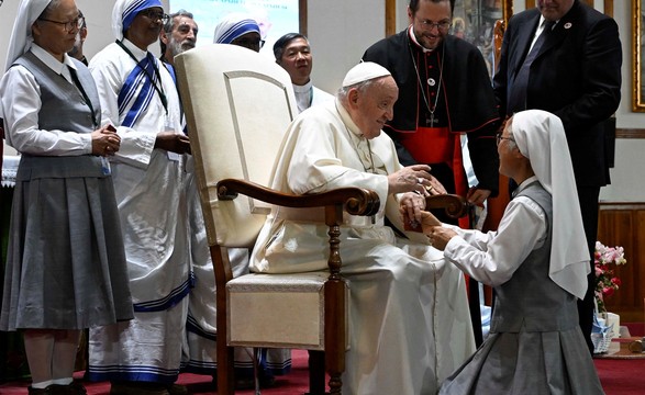 A primeira visita de um Pontífice à terra do eterno céu azul