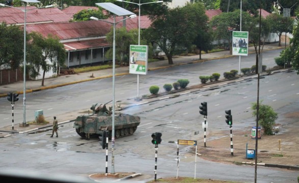 UA alerta para um perigo de golpe de Estado no Zimbabwe