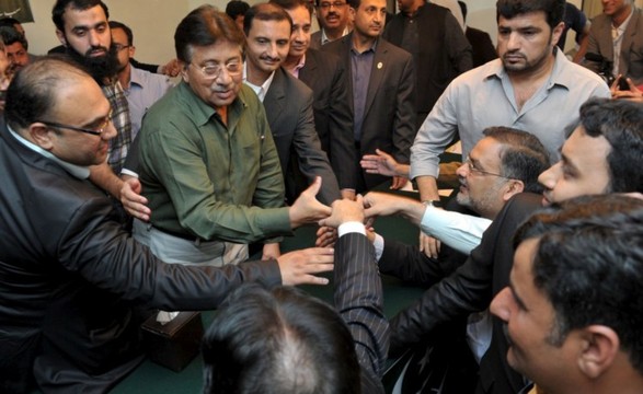 Musharraf regressa ao Paquistão para concorrer às eleições de Maio