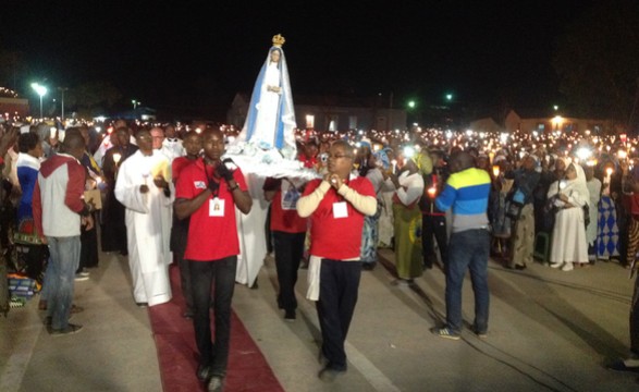 Celebração da luz animada com fé e oração no santuário da Muxima