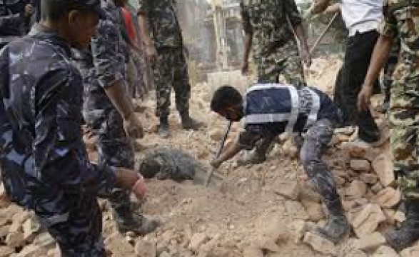 Três sobreviventes resgatados no Nepal