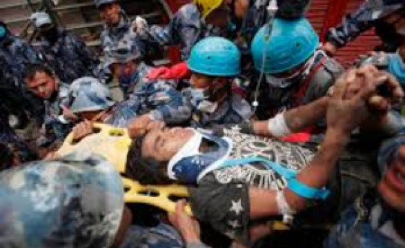 Jovem resgatado com vida entre os escombros no Nepal