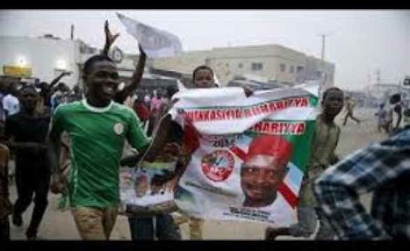 Apoiantes festejam vitória histórica de Buhari