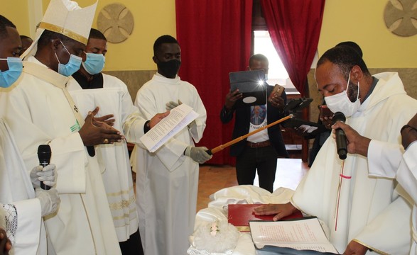 Arcebispo do Lubango reinaugura Sé catedral e confere posse ao seu novo pároco