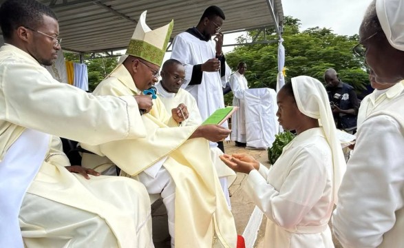 Diocese de Ondjiva Celebra Primeira Profissão Religiosa de Oito Noviças
