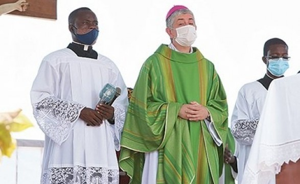 Núncio encerra visita na Diocese do Namibe