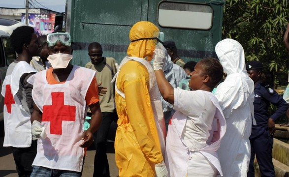 OMS anuncia fim de epidemia de Ébola no oeste africano