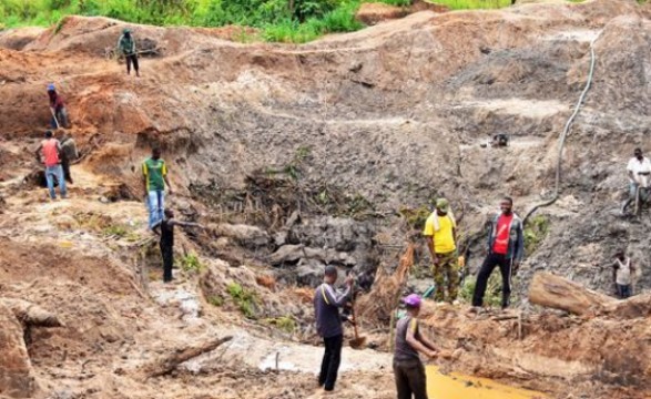 Em menos de 1 mês, mais de 200 casas de compra e venda de diamantes encerradas e 830 mil estrangeiros repatriados