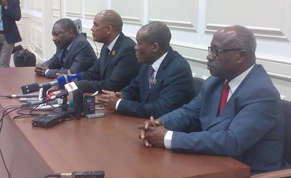 Oposição retira-se do parlamento por falta de consenso no ponto sobre as eleições   