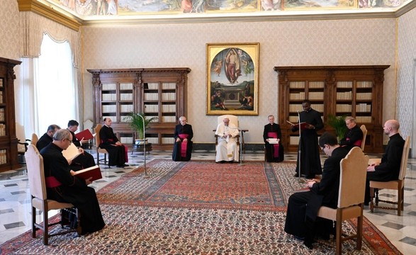Papa convida a redescobrir valor da oração