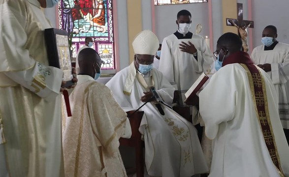 Dom Filomeno recomenda aos novos sacerdotes a serem Luz e sal da terra