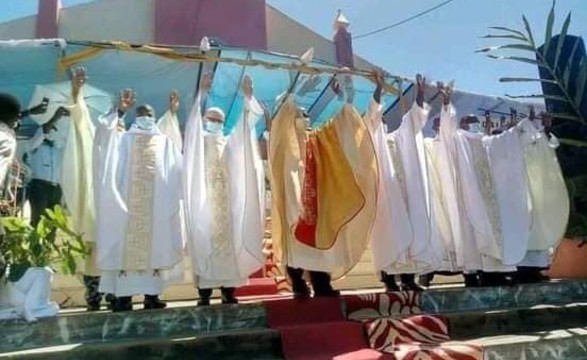 Ndalatando ganha 4 novos sacerdotes