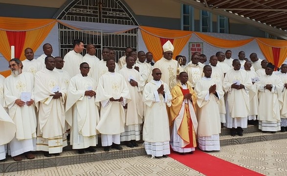 Dom Belmiro Ordena 1ºs ministros, na qualidade de bispo diocesano