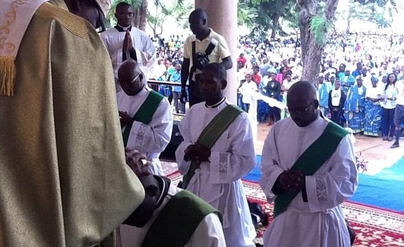 Luanda testemunham ordenações sacerdotais