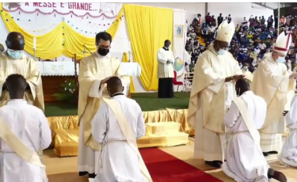 A Messe é Grande: Cabinda Ganha 4 sacerdotes