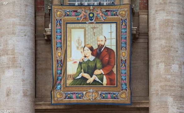 ” A alegria de servir” Papa canoniza pais de Santa Teresa