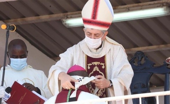 D. Zeca recebe, Pálio das mãos do Núncio Apostólico em Angola e São Tome