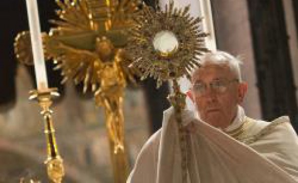 Papa Francisco presidiu Adoração Eucarística na Basílica de São Pedro, simultaneamente com todo o mundo