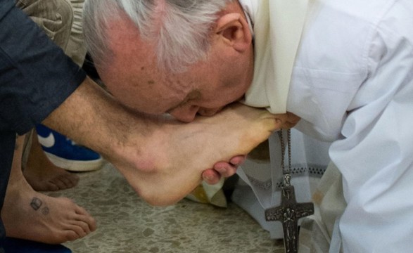 O Papa Francisco lavou os pés a duas raparigas e uma delas é muçulmana