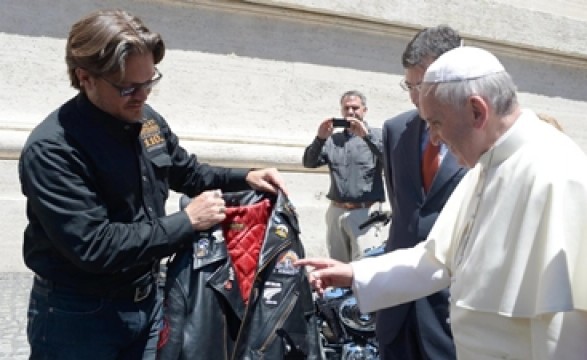 Desta vez a surpresa foi para o Papa. Francisco recebe duas Harley Davidson