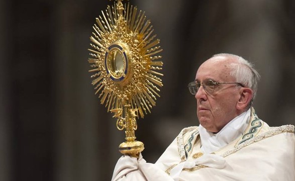 Eucaristia: “Centro e forma da vida da igreja” Papa na procissão do Corpo de Deus