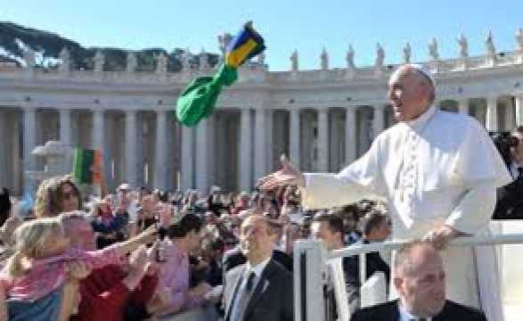 Papa recorda as três palavras-chave para a paz na família