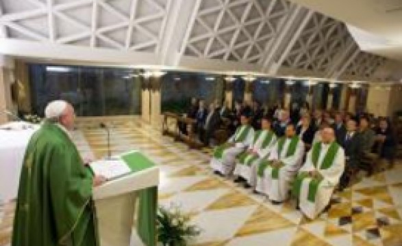 Na oração, o Espírito Santo é o dom maior, Papa na missa em Santa Marta