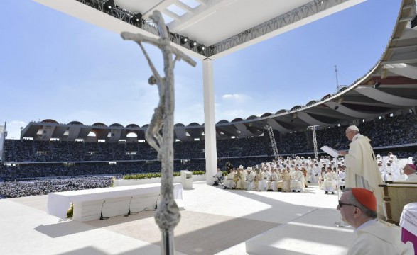 Papa aos milhares de católicos em Abu Dhabi: sejam oásis de paz