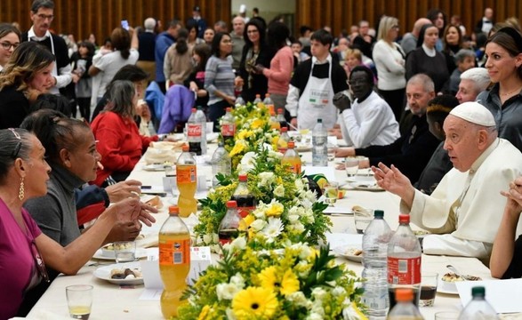 No dia mundial dos Pobres: Papa almoçou com 1200 pessoas