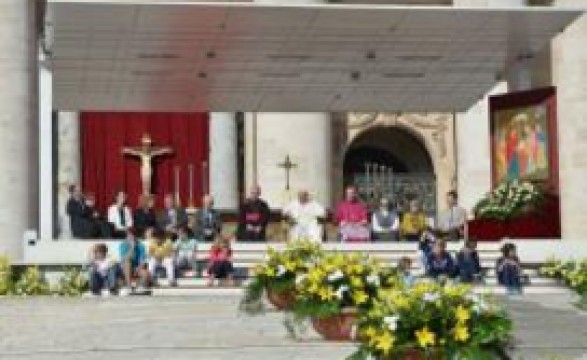 Ao Angelus Papa Francisco convida fiéis a rezar pelo Sínodo sobre a família