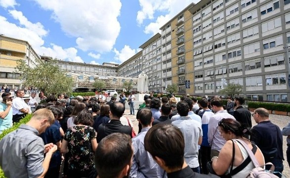 Acompanhado espiritualmente pelos fiéis, Papa rezou o Angelus de forma privada