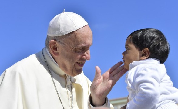 Papa diz que “educação cristã é um direito das crianças”