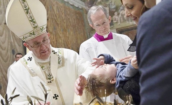Papa pede aos pais que baptizem as crianças