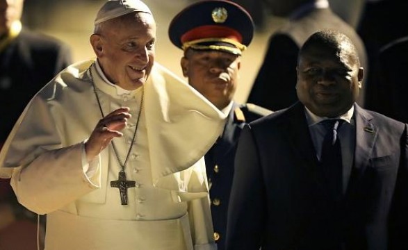 Papa Francisco chega a Moçambique