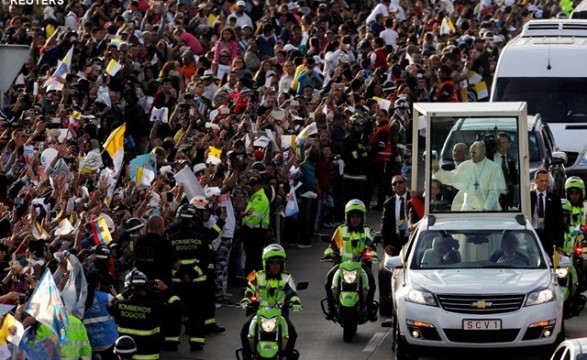 Papa está na Colômbia e convida jovens a não perder alegria e esperança